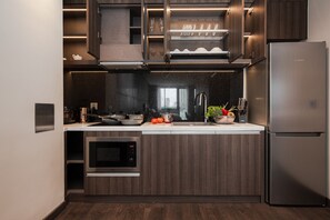 Refrigerador, microondas, horno y tetera eléctrica 