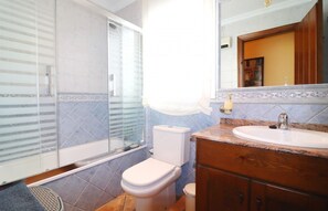 Bathtub, hair dryer, towels