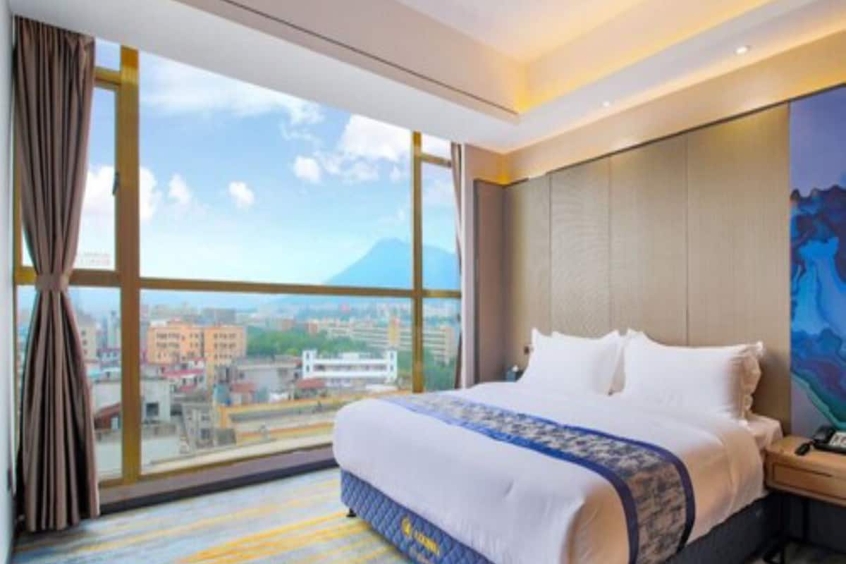 Signature Suite | 1 bedroom, desk, blackout curtains, free WiFi
