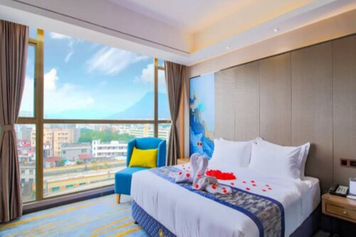 Romantic Double Room | Desk, blackout drapes, WiFi (free), bed sheets