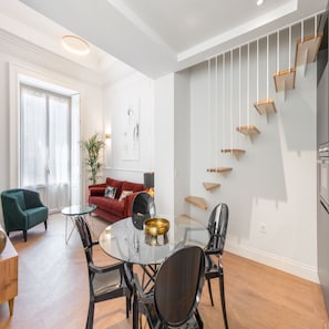 Dúplex | Sala de estar | Televisión de pantalla plana de 40 pulgadas con canales digitales