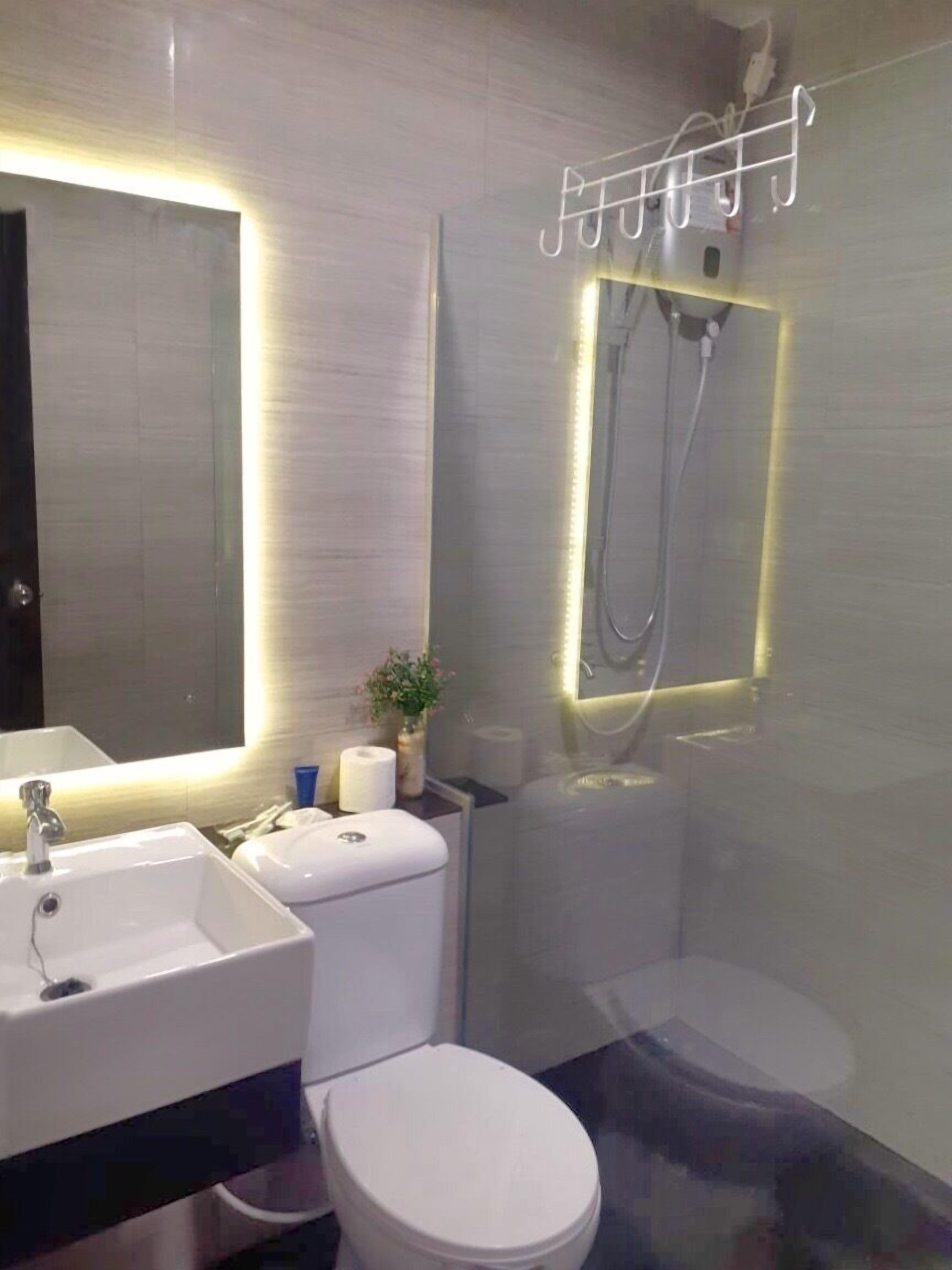 Familienapartment | Badezimmer | Dusche, kostenlose Toilettenartikel, Handtücher, Seife