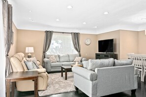 Smart TV, Netflix, Hulu, streaming services - Stunning & Spacious | 938 Downtown Villa (Boise)