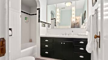 Bañera con ducha, secador de pelo, toallas