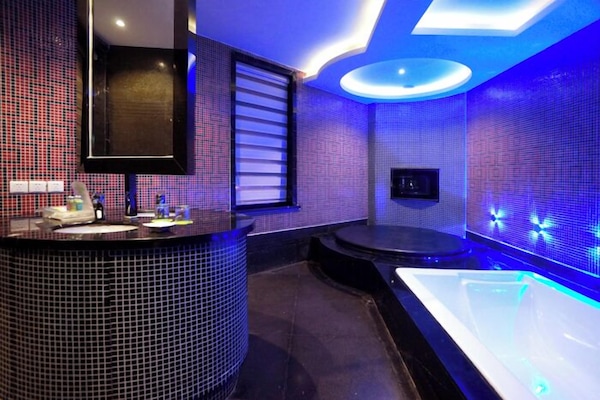 Romantic Tek Büyük Yataklı Oda | Banyo | Duş, ücretsiz banyo/kozmetik ürünleri, saç kurutma makinesi, bornoz