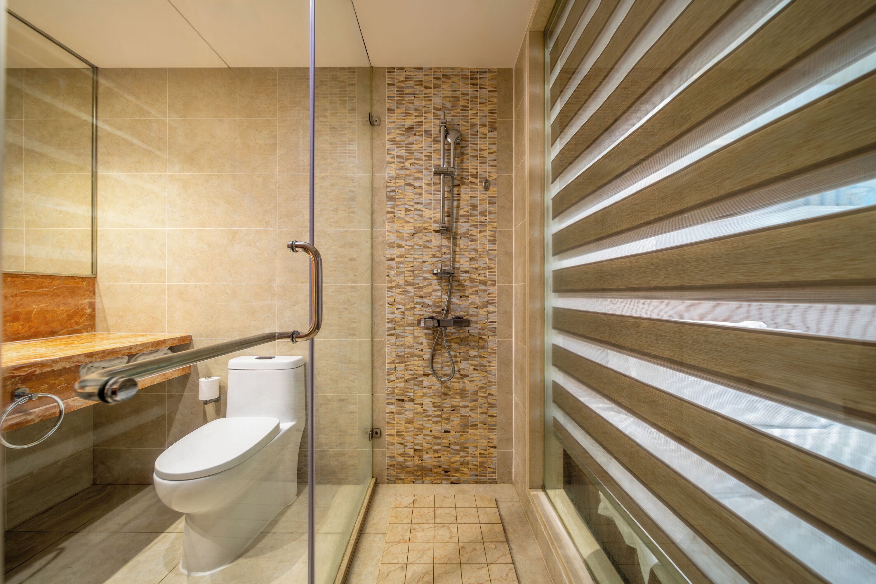 Dusche, kostenlose Toilettenartikel, Haartrockner, Bademäntel