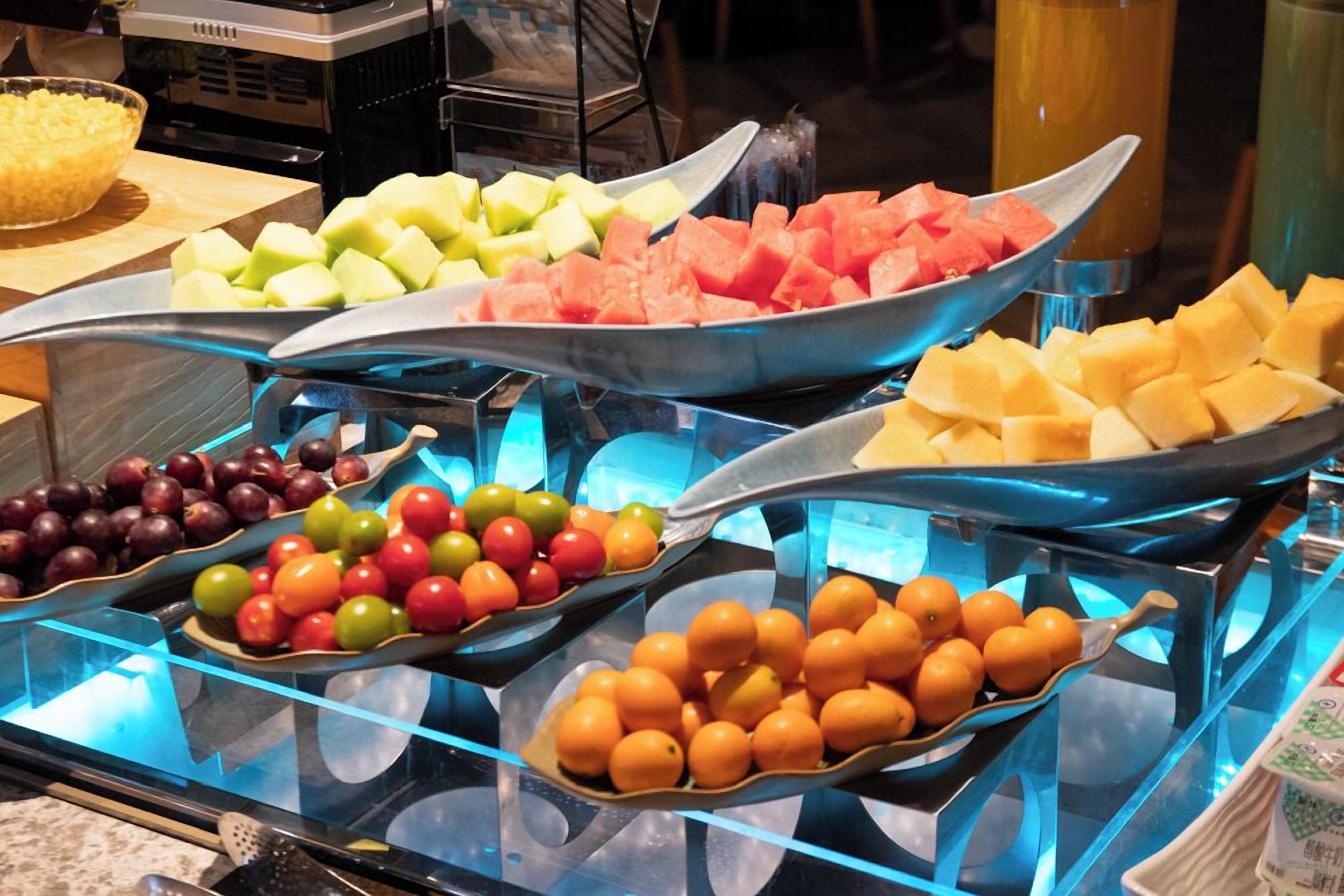 Ein Buffet mit verschiedenen Früchten und Gemüsesorten.