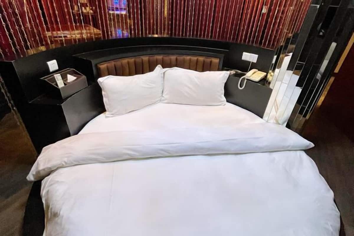 Schreibtisch, Verdunkelungsvorhänge, schallisolierte Zimmer