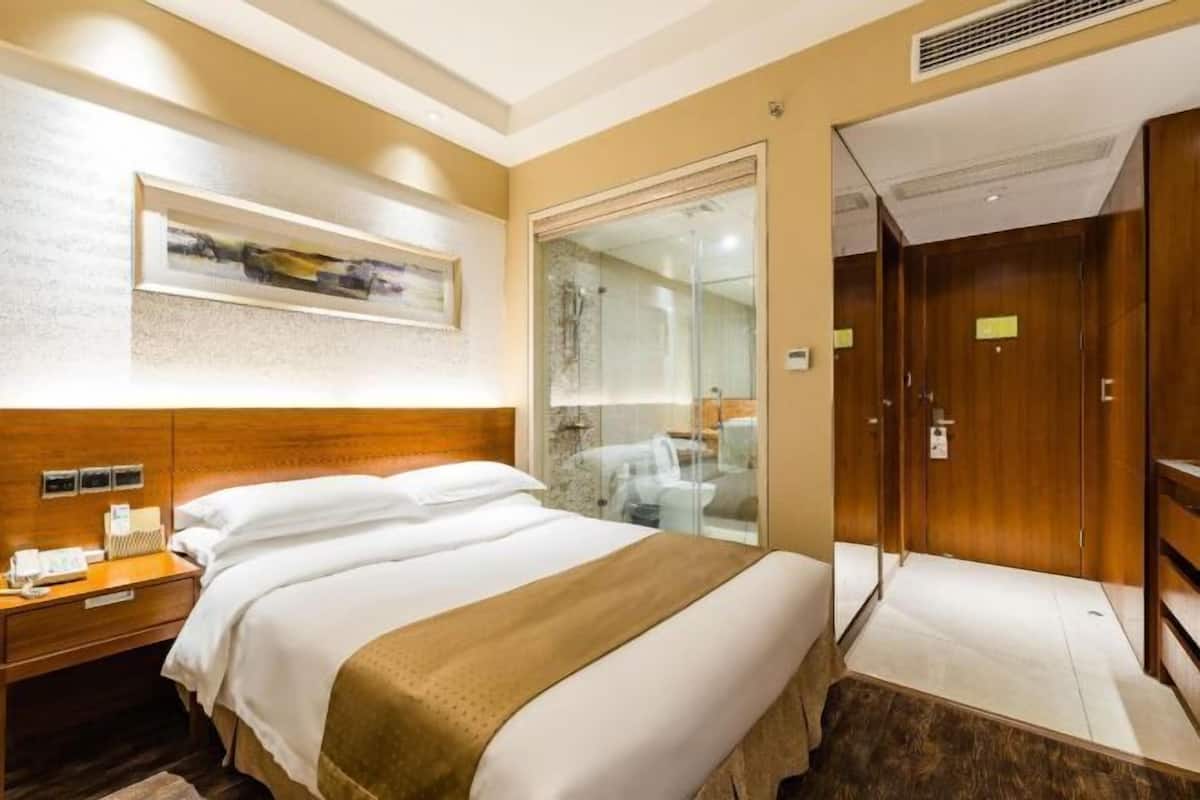Schreibtisch, Verdunkelungsvorhänge, schallisolierte Zimmer