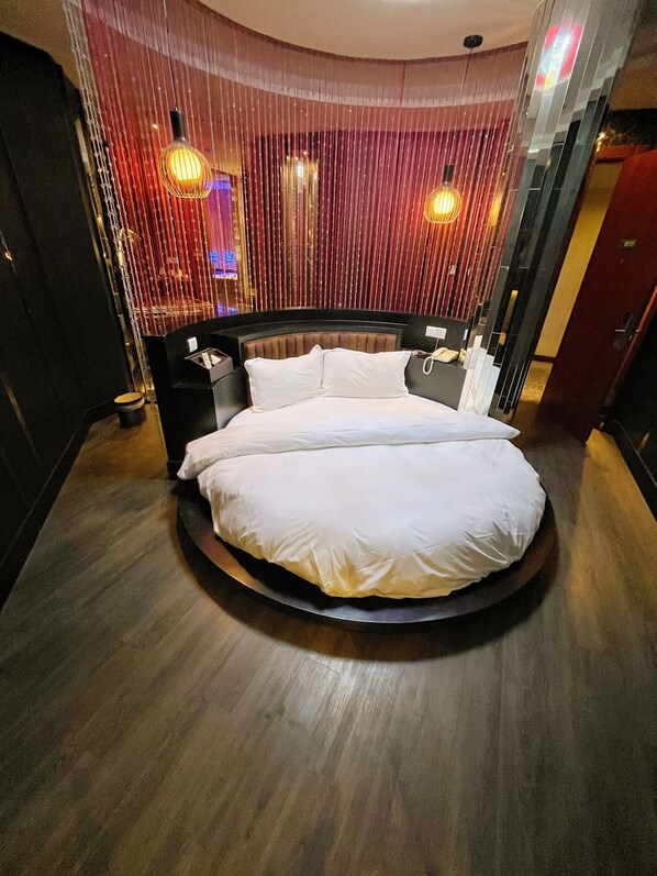 Romantic Double Room | Desk, blackout curtains, soundproofing, free WiFi