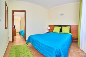 Quarto triplo básico | Cortinas blackout, Wi-Fi de cortesia