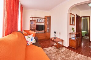 Apartment, 1 Schlafzimmer, Meerblick | Wohnzimmer | 22-Zoll-Flachbildfernseher mit Digitalempfang, Fernseher