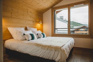 4 bedrooms, WiFi, bed sheets, wheelchair access