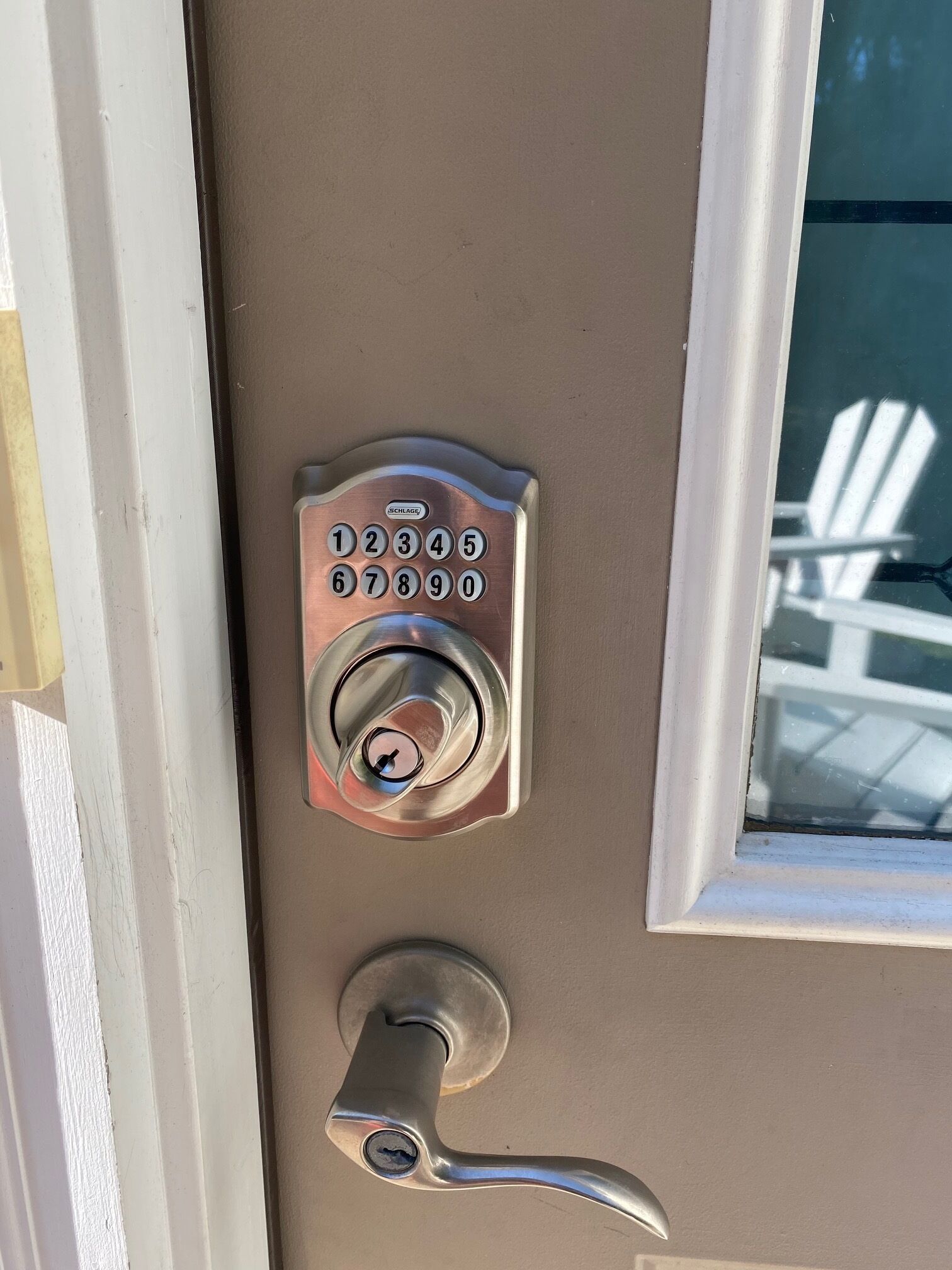 Una porta dotata di tastierino numerico e maniglia a leva.