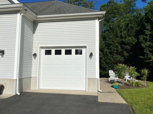 1Bedrm + full kitchen and minutes to beach& a block to trail.