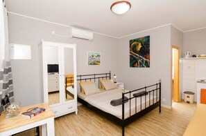 1 chambre, fer et planche à repasser, Wi-Fi gratuit, draps fournis