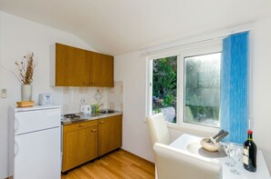 Refrigerador, horno, parrilla de estufa y utensilios de cocina 