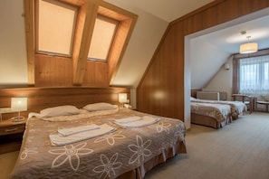 Family Quadruple Room | Desk, laptop workspace, free WiFi, bed sheets - Pensjonat pod Kotelnica (Bukowina Tatrzanska)