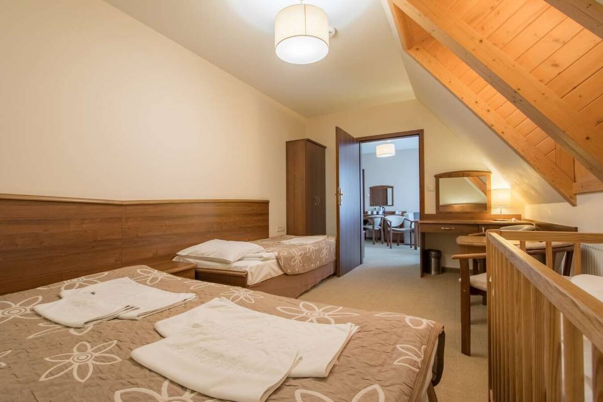 Familie driepersoonskamer | Een bureau, een laptopwerkplek, gratis wifi, beddengoed