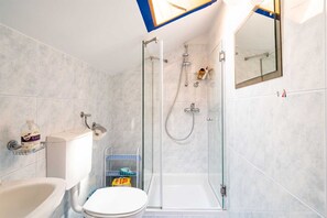 Douche, séchoir à cheveux, serviettes fournies