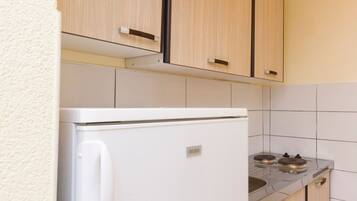 Refrigerador, parrilla de estufa, utensilios de cocina y comedor