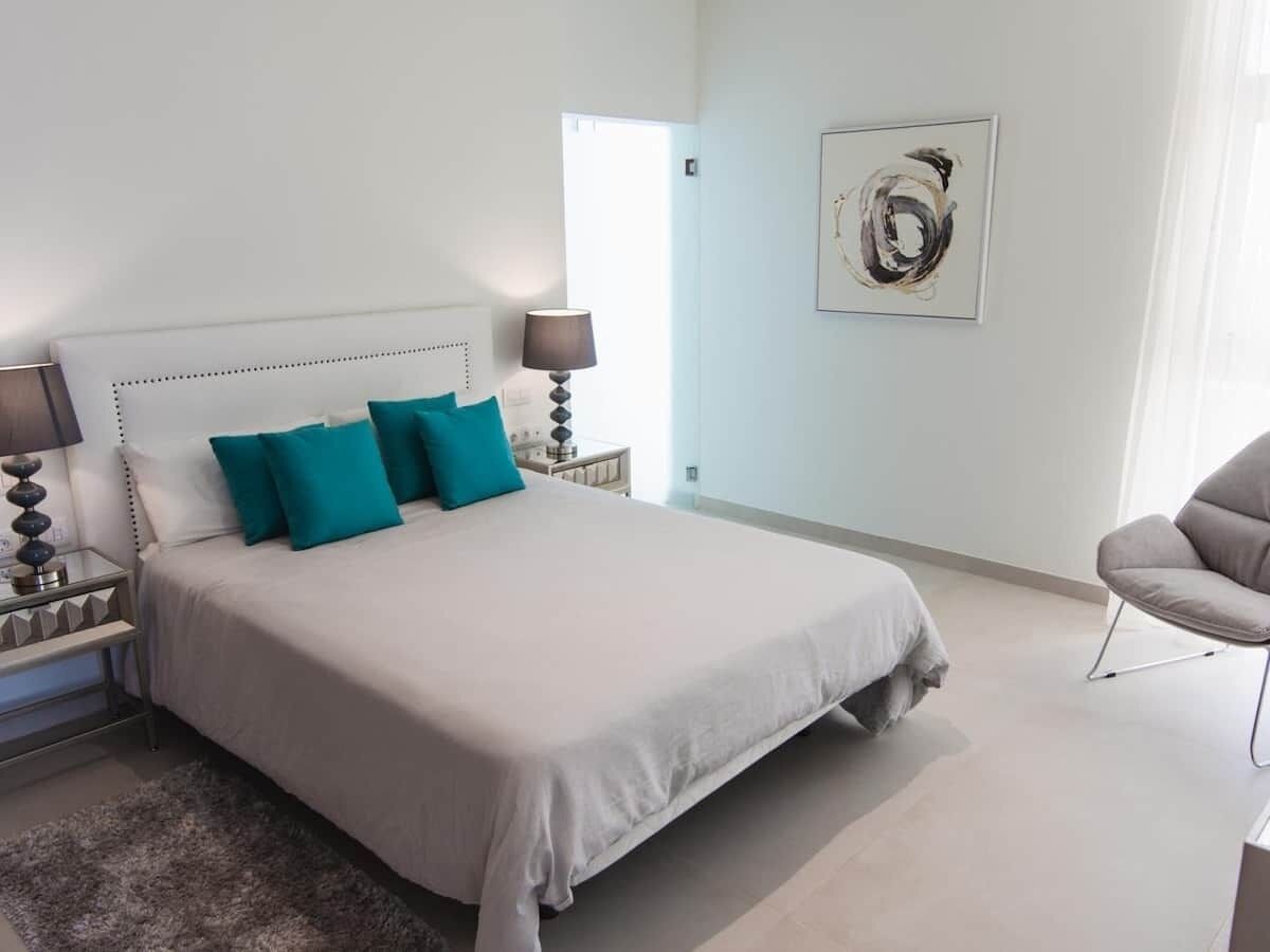 5 bedrooms, in-room safe, iron/ironing board, WiFi