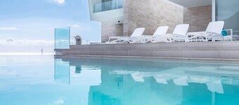 Luxury Holiday Home with infinity pool and views