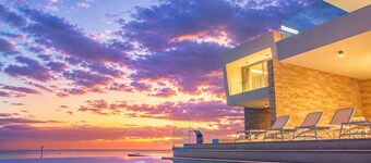 Luxury Holiday Home with infinity pool and views