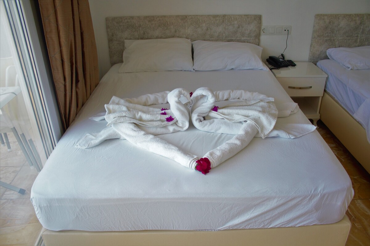 Standard Twin Room | Premium bedding, minibar, desk, laptop workspace