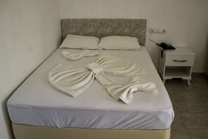Standard Double Room, 1 Double Bed, City View | Premium bedding, minibar, individually decorated, desk - Hotel Yaka Inn (Erdemli)