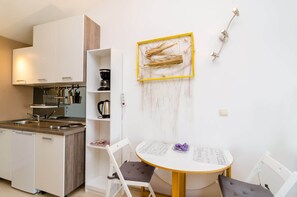 Stovetop, coffee/tea maker, cookware/dishes/utensils, dining tables - PLAVAC MALI studio with balcony and sea view (Dubrovnik)