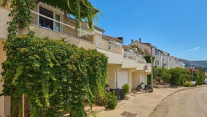 Una calle residencial con casas, una motocicleta y un cielo despejado.