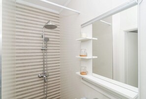 Dusche, Haartrockner, Handtücher