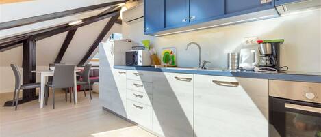 Refrigerador, microondas, horno, placa de cocina