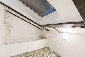 Combined shower/bathtub, hair dryer, towels - LUKAS One bedroom loft apartment 3PAX (Dubrovnik)