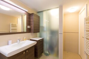Ensemble douche/baignoire, sèche-cheveux, serviettes fournies