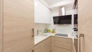 Fridge, oven, stovetop, dishwasher