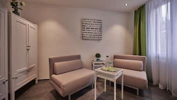 Deluxe-Suite, 2 Schlafzimmer | Wohnbereich | 30-cm-Flachbildfernseher mit Satellitenempfang, Fernseher