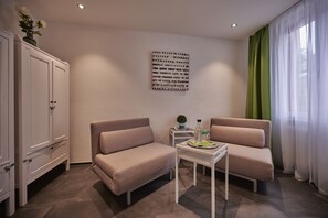 Deluxe Suite, 2 Bedrooms | Living area | 30-cm flat-screen TV with satellite channels, TV, first-run films - da Maurizio Suites (Bern)