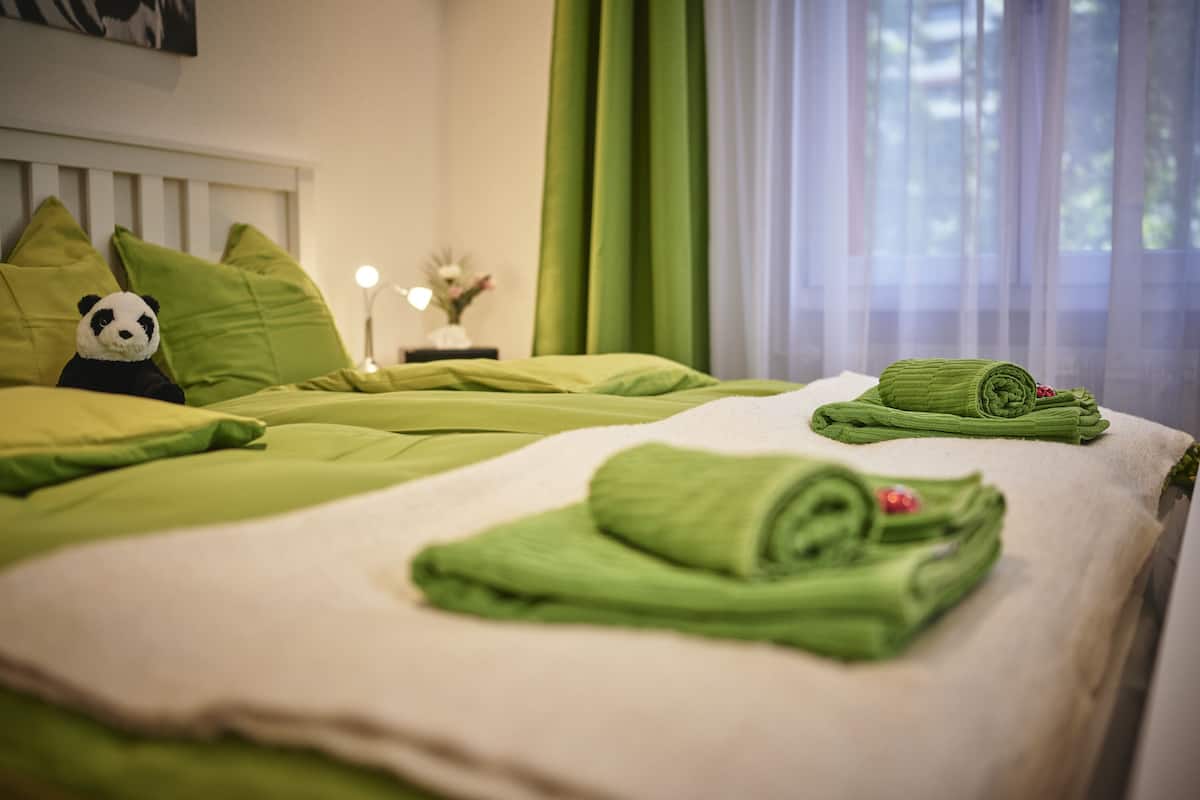 1 bedroom, Egyptian cotton sheets, premium bedding, down duvets