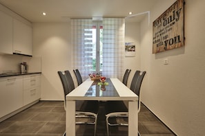 30-cm flat-screen TV with satellite channels, TV, first-run films - da Maurizio Suites (Bern)