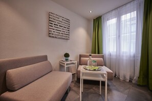 Deluxe Suite, 2 Bedrooms | Living area | 30-cm flat-screen TV with satellite channels, TV, first-run films - da Maurizio Suites (Bern)