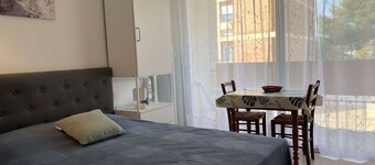 Studio confortable face aux Thermes avec balcon