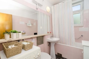 Douche, séchoir à cheveux, serviettes fournies