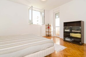 2 soverom, skrivebord, strykejern/-brett og wi-fi (inkludert)