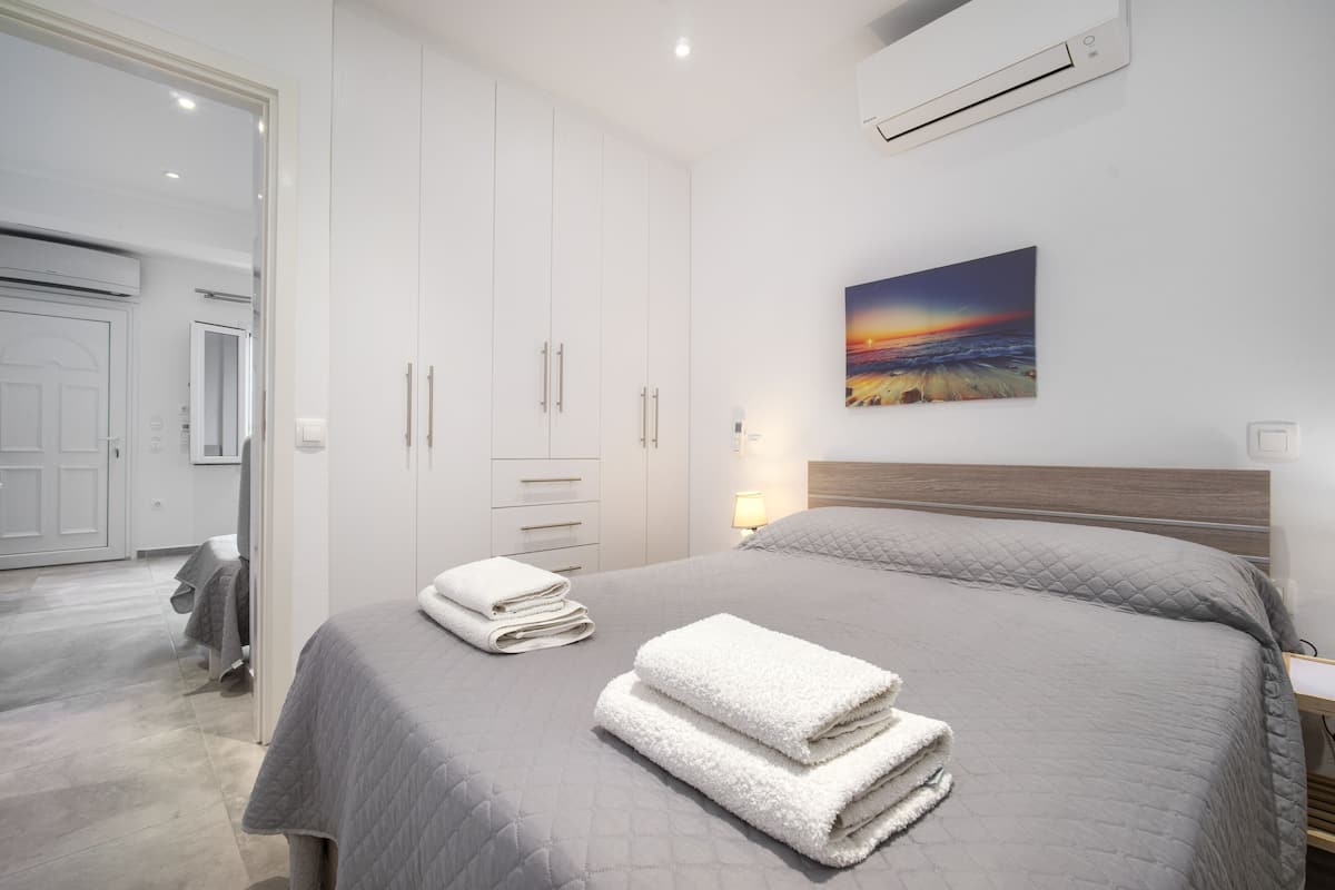 Apartamento conforto, 1 quarto | Ferros/tábuas de passar roupa, Wi-Fi de cortesia, roupa de cama