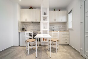 Fridge, oven, stovetop, electric kettle
