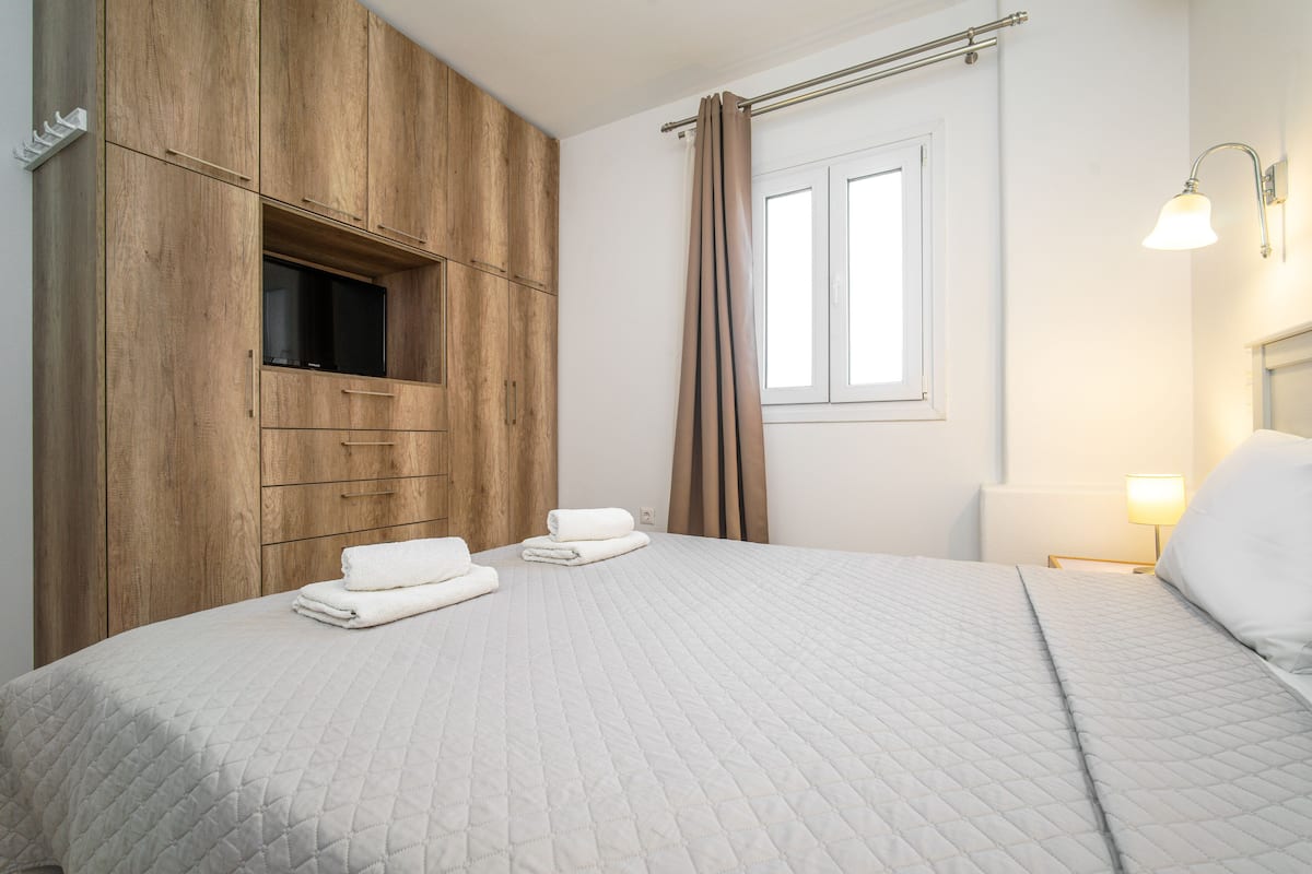 Apartamento grand, 2 quartos | Ferros/tábuas de passar roupa, Wi-Fi de cortesia, roupa de cama