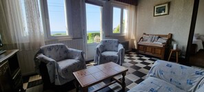 TV, fireplace - Single-storey house facing the sea at Le Cabellou in Concarneau (Concarneau)