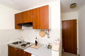 Parrilla de estufa, utensilios de cocina y comedor 